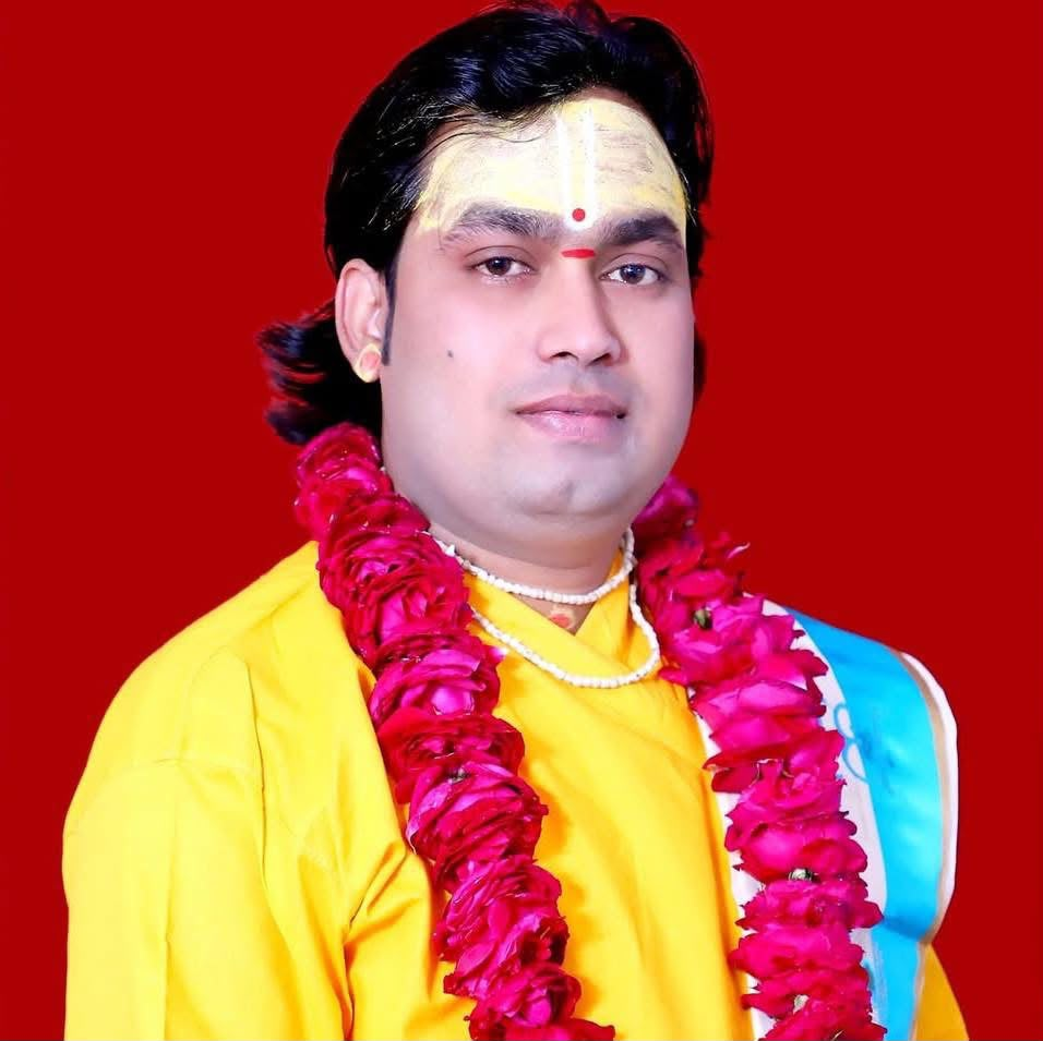 मंदिर के आंगन में दीप और पत्थर की नक्काशी